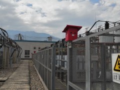 电力太阳能智能综合驱鸟器，形成了全方位、多层次的驱鸟体系