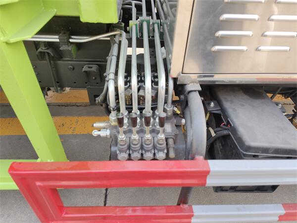 德龙潲水回收车_新能源潲水回收车喷粉工艺经久耐用气动开关操作简单的特点